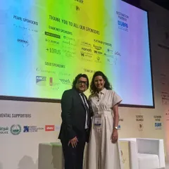 I was thrilled to participate in the prestigious Meidam Conference at the Dubai World Trade Centre. Here I am on stage after sharing insights on regenerative techniques and the pivotal role of growth factors in aesthetic medicine.