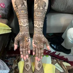 This full-body design features majestic elephants on the arms and feet, creating a symmetrical and regal look. The net-like pattern on the feet is a classic choice.