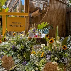 Welcome to the 'World of RAS'. For this skincare brand's pop-up, we created a complete sensory experience that brought their 'farm-to-face' ethos to life. The entrance, built with natural bamboo and overflowing with sunflowers, instantly immersed guests in the brand's fresh, organic identity. 🌸