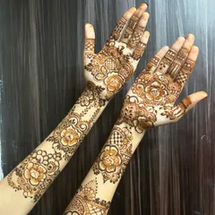 A graceful floral vine design that trails elegantly up the arm. This style is lighter than full bridal mehendi and is perfect for someone who wants an elegant, modern look.