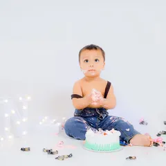 Capturing the pure joy and mess of a first birthday cake smash in my studio. These sessions are all about letting kids be kids.