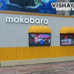 This side view shows the digital screens integrated into the structure's wall. This allows the brand to run dynamic ads and promotions, making the pop-up store an interactive marketing tool, not just a point of sale.