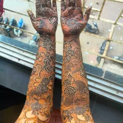 A complete bridal look, with both arms covered in rich, traditional patterns. This is the result of dedication and learning the right techniques.