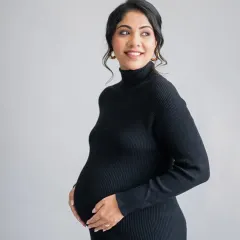 Maternity photography can be so powerful and elegant. For this modern maternity session, we chose a simple, classic black dress to create a timeless and sophisticated portrait that celebrates the beauty of pregnancy.