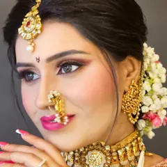 A close-up of an authentic Maharashtrian bridal look. I pay special attention to details like the traditional nath and the perfect eye makeup to complement the entire ensemble, making sure you look stunning from every angle.