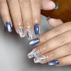 Under the sea vibes. This design features a blue cat-eye base with sculpted silver 3D fish, creating a beautiful aquatic-themed look.