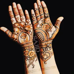 This is an example of an elegant design suitable for guests. It features a mix of floral and traditional motifs with a focus on the back of the hand, leaving the palm free.