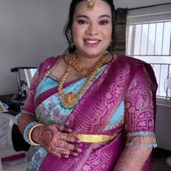 A perfect example of my 'no filter, no edit' promise. For Preethi's baby shower, we went with a radiant and fresh look that photographed beautifully in natural light, highlighting her glow without heavy layers of makeup.