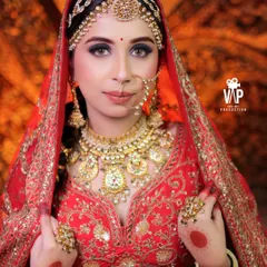 A close-up of a stunning Rajputana bridal look. The heavy necklace, detailed sheesh patti, and traditional nath come together to create a powerful and authentic royal aesthetic for your wedding day.
