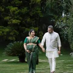 A candid shot of the couple taking a walk during their maternity photoshoot. I aim to capture these unposed, real moments that show your relationship naturally.