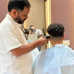 A Sunday haircut to get ready for the week ahead. Our stylist is focused on delivering a clean, precise cut for our client.