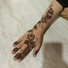 Another piece of beautiful student work. This simple Arabic vine is perfectly executed and shows a great understanding of flow and spacing.