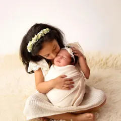 My heart just melts seeing moments like this. Capturing the gentle, loving bond between a big sister and her new baby sibling is one of the most precious parts of my job.