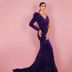 Capturing a powerful and confident pose with actress Daisy Shah. This full-body shot is perfect for showcasing both the outfit and the artist's presence.