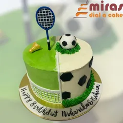 The best of both worlds! This unique cake is split down the middle to celebrate two passions: football and badminton. It's the perfect solution for a joint birthday party for two sports lovers.