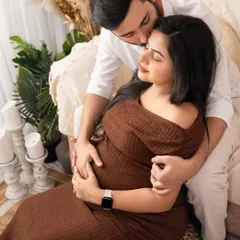 A warm embrace from behind, a moment of peace. This cozy, boho-inspired setup in my studio is perfect for capturing natural and heartfelt pregnancy portraits for couples.