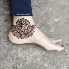 A beautiful and simple mandala design for the feet. This is a perfect choice if you want something elegant but not too heavy.