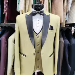 Proving that formal wear can be vibrant. This pastel green tuxedo with a contrasting black shawl lapel is a perfect choice for daytime weddings or reception parties, offering a fresh and modern take on the classic groom's suit.
