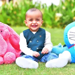 Our pre-birthday photoshoots for kids are all about fun and personality. We create a comfortable outdoor setting, like this one with colorful toys on the grass, to capture genuine smiles and the happy spirit of your child.