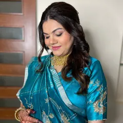 A close-up on the soft and pretty makeup for this baby shower. The look is all about enhancing her natural glow with subtle pinks and a flawless skin finish.