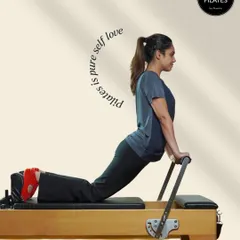I often say that Pilates is a form of self-love. This exercise on the Reformer, a variation of the swan, helps to strengthen the back and open the chest, promoting good posture and confidence.