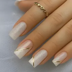A clean and elegant bridal look. I used a shimmery white base on these square extensions and added a simple, fine gold line for a modern and sophisticated touch.