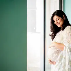 I believe in simple, elegant portraits that feel true to you. This beautiful mama-to-be stood by the window, wrapped in a gorgeous sari, and the natural light created such a soft, peaceful portrait of her cradling her bump.
