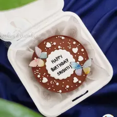 A chocolate bento cake with delicate butterfly details. Even a small cake can be elegant and beautiful.