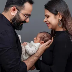 Those first few days are so precious and fleeting. I specialize in newborn photography that focuses on the tender connection between you and your baby. This studio portrait captures the quiet, overwhelming love of becoming new parents.