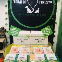To celebrate our anniversary, we put together these exciting gift hampers. They're filled with some of our favorite pet supplies, from tasty bites to essential care products.