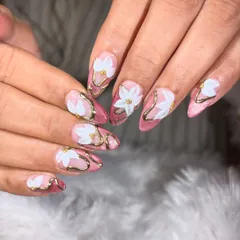 A lovely pink set with a cat-eye shimmer effect, adorned with 3D white flowers and elegant gold chrome swirls.