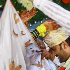 The sacred 'jeerige bella' ceremony, a pivotal moment in a South Indian wedding that we capture with a focus on the hands and the ritual.