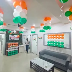 Here is a full office reception area I transformed for a corporate celebration at Acute. The patriotic office party decoration includes tricolor balloon garlands on the ceiling, a flag-themed arrangement on the reception desk, and a matching balloon flag on the wall.