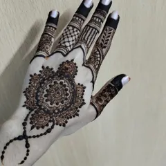 A beautiful mandala design on the back of the hand, connected to the fingers with a delicate chain. This is a great choice for a simple yet stunning look.