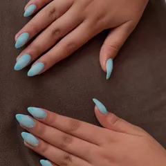 Our ombré nail art provides a seamless blend of color. This design features a soft transition from a milky white base to a serene sky blue tip on long, almond-shaped nails, creating a dreamy and sophisticated look.
