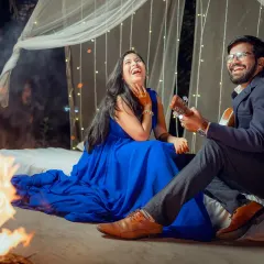 The best moments are often the unposed ones. Here, we set up a cozy bonfire scene for a pre-wedding shoot, and the genuine laughter that followed was pure magic. Capturing this kind of candid joy is what I live for.