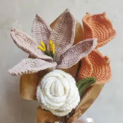 A bouquet that lasts forever. This arrangement features a mix of handmade crochet flowers, including delicate lilies and a classic white rose. It's a perfect, timeless gift for any occasion, bringing a touch of handmade beauty into your home without ever wilting.