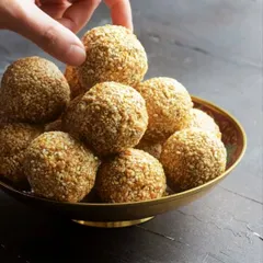 My homemade Til Ke Laddoo, made with sesame seeds and jaggery. These are a traditional, healthy sweet, perfect for festivals or as a simple, guilt-free indulgence.