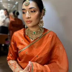 Hanita looks absolutely regal in this rust-hued saree. We paired it with soft, earthy tones on the eyes and a flawless, glowing base to create a look of understated, minimal elegance.