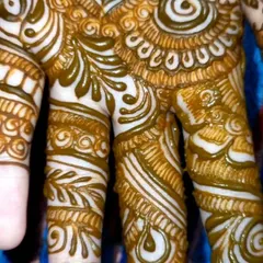 A super close-up of the details on the fingers. Every line, dot, and swirl is placed with care to create a beautiful and intricate final design.