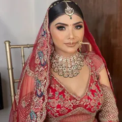 The same gorgeous bride, showcasing how the Kundan choker and matching maang tikka look from the front. Renting allows you to get this perfectly coordinated look with ease.