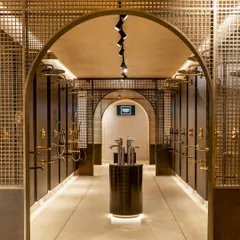 Arched entryways and metal gridwork create a sense of passage and discovery within the Grohe showroom. This architectural element separates product zones while maintaining an open, cohesive feel.