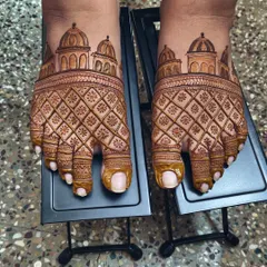 An architectural-themed design for the feet, featuring domes and intricate jaali (net) patterns. This is a bold and unique choice for a bride who wants her foot mehndi to be a statement piece.