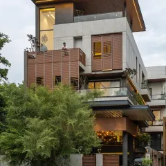The Solheim House, a project we are incredibly proud of. The facade combines concrete textures with warm wooden screens and large glass windows, creating a layered and dynamic exterior that changes with the light.