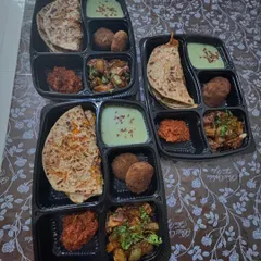 A winter special meal box with Mooli Gajar ka Paratha (radish and carrot flatbread), spicy ginger chutney, and honey chili potato. I love creating seasonal menus for my clients.