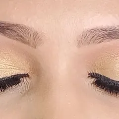 A detailed look at a tricolor eyeshadow blend. I used gold, yellow, and a hint of blue-green to create this peacock-inspired eye makeup, finished with dramatic lashes.