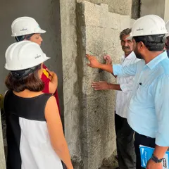A collaborative discussion on-site with the masonry team. This hands-on approach is essential to translate the design intent into the built form with precision.