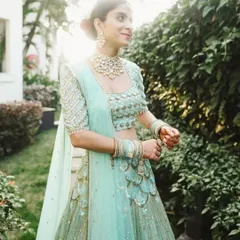 The perfect frame for a sun-kissed bridal portrait. The intricate details of the polki necklace and matching earrings catch the light beautifully, adding a touch of timeless elegance to her look.