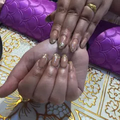 Another look at these nude and gold glitter extensions. This style is incredibly versatile and perfect for both festive occasions and adding a bit of glam to your everyday look.