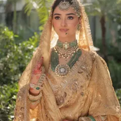 The soft sunlight catches the gold embroidery and the delicate details of the passa and maang tikka. This is a perfect example of how I style a complete heritage look, from head to toe.
